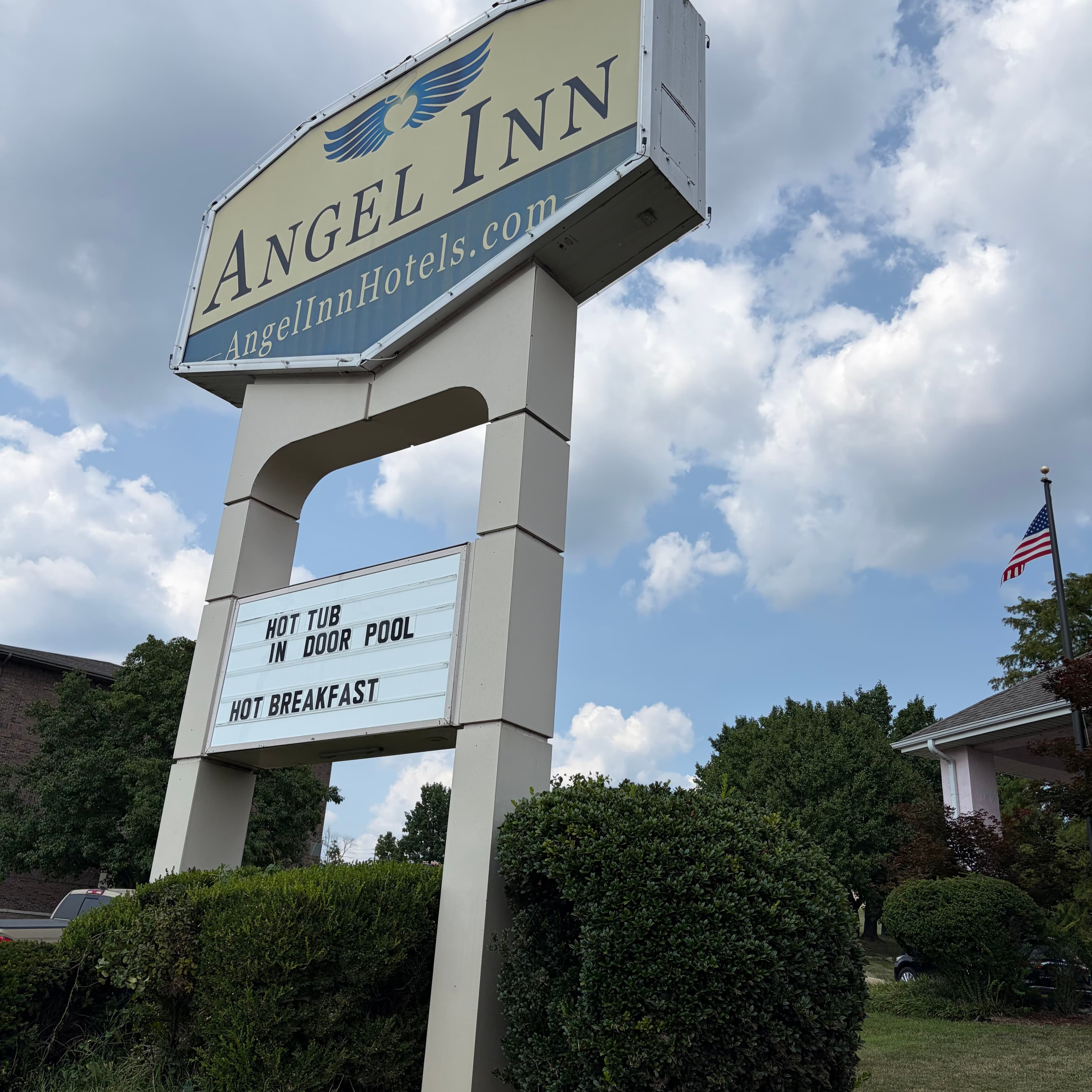 Angel Inn roadside sign in Branson highlighting hot tub, indoor pool, and hot breakfast